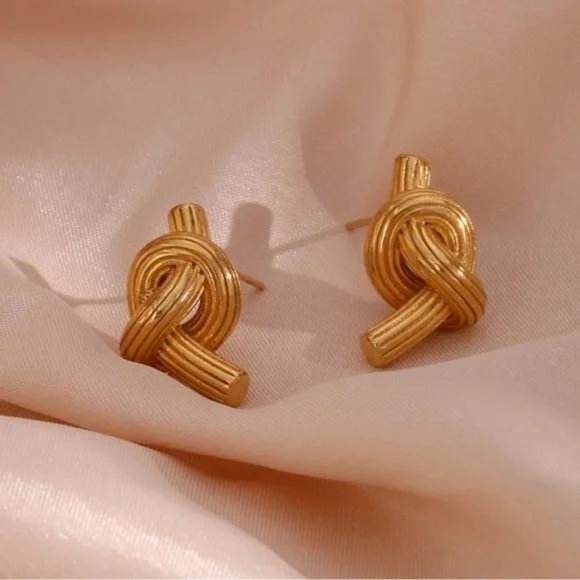 NEW MODERN 18K GOLD KNOT STUD EARRINGS, NICE EARRINGS, CUTE EARRINGS. - Picture 2 of 6